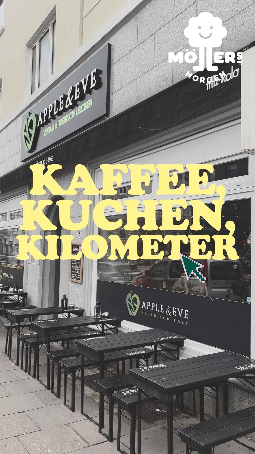 Außenansicht eines Cafés mit dem Namen "Apple & Eve – Vegan Soulfood". Schwarze Holzbänke und Tische stehen auf dem Gehweg vor dem Laden. Oben rechts ist das Logo von "Möllers Morgen" zu sehen, und in der Bildmitte steht in gelber Schrift: "Kaffee, Kuchen, Kilometer".