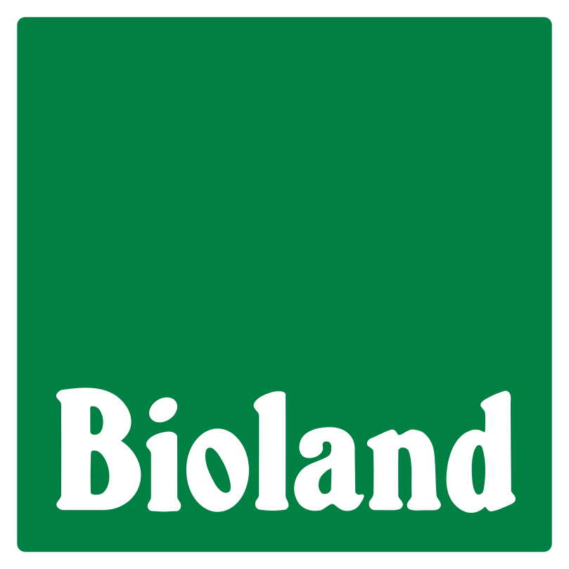 Bioland-Logo, das einen grünen Hintergrund mit dem weißen Schriftzug „Bioland“ in einer geschwungenen, handschriftlichen Schriftart zeigt.